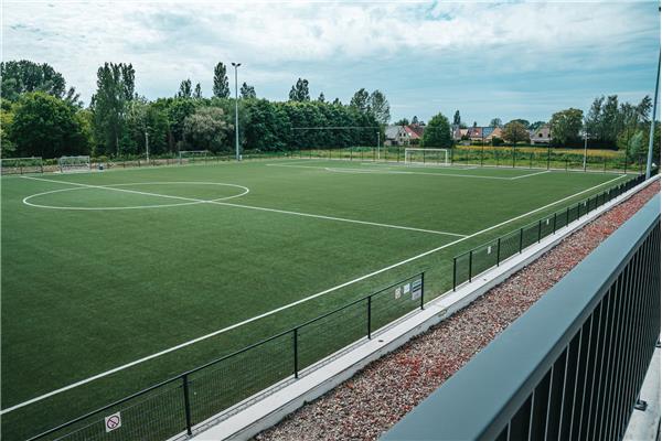 Aanleg sportpark met kunstgras voetbalveld, atletiekpiste, Finse piste en omgevingswerken - Sportinfrabouw NV